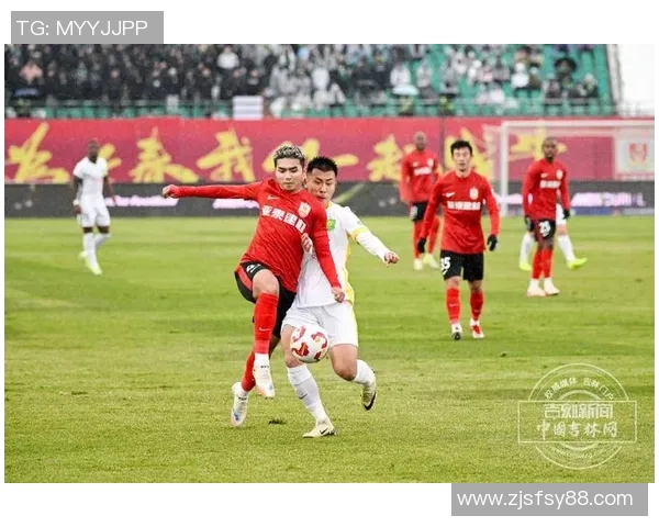 国安队在激烈比赛中展现实力决胜时刻引发球迷热烈期待与欢呼 国安队在激烈比赛中展现实力决胜时刻引发球迷热烈期待与欢呼